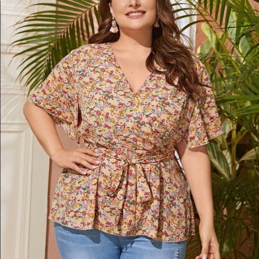 ✨PLUS Ditsy Floral Print V-Neck Belted Peplum Top